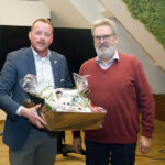 Obermeister Daniel Südmersen (l.) bedankte sich mit einem Präsentkorb bei Karl Kühn für dessen mehr als 40 Jahre währendes ehrenamtliches Engagement für die Maler-Innungen im Kreis Minden-Lübbecke. Foto: C. Weber