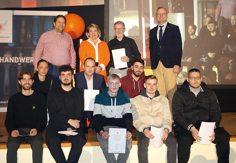 Die neuen Fachkräfte – begleitet von den besten Wünschen der Obermeister und Geschäftsführer.