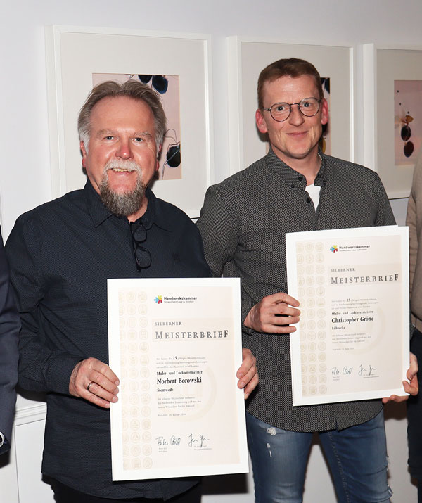 Mit Silbernen Meisterbriefen geehrt wurden Norbert Borowski (l.) aus Stemwede und Christopher Gröne aus Lübbecke.